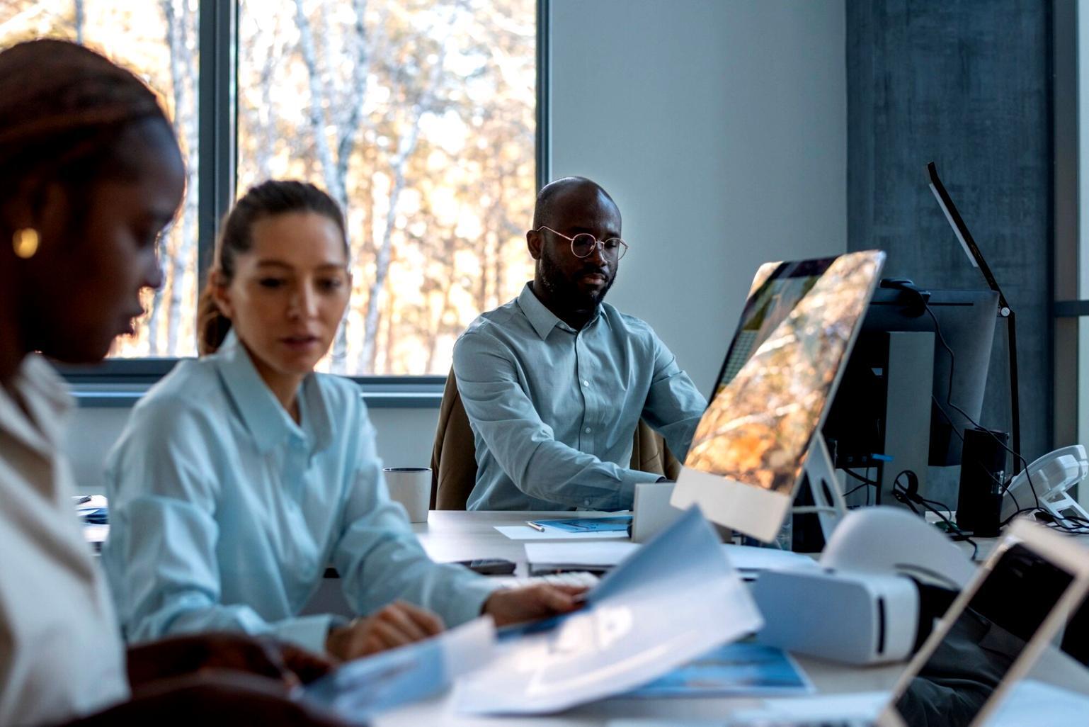 Analyse de données financières sur écran avec graphiques de projection